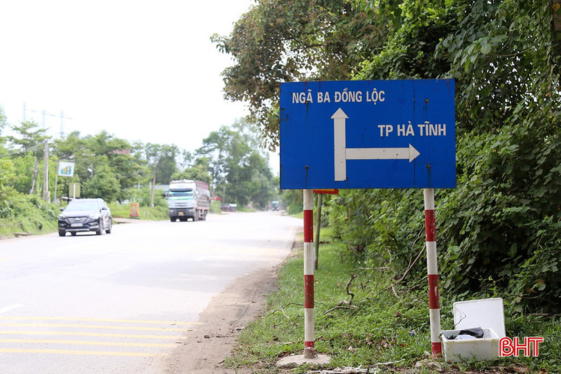 Sau khi vận hành mô hình chính quyền 2 cấp, có một số địa danh ở Hà Tĩnh trên các biển báo giao thông đã không còn phù hợp. bqbht_br_bien-bao-giao-thong-7.jpg