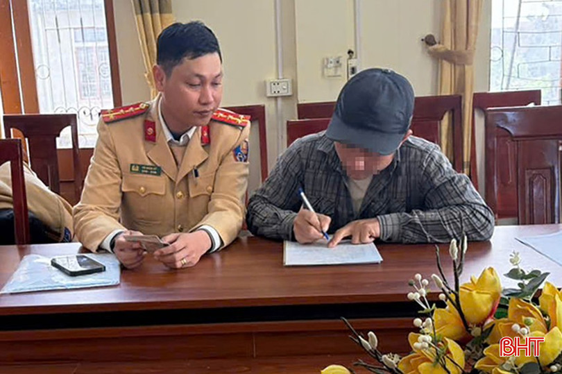 CSGT làm việc với tài xế P.A.Đ. Ảnh: Công an cung cấp. bqbht_br_lai-xe-sung-dung-dien-thoai.jpg