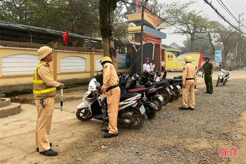 Lực lượng CSGT Công an Hà Tĩnh xử lý nghiêm các hành vi vi phạm về giao thông ở lứa tuổi học sinh. bqbht_br_an-toan-giao-thong-hoc-sinh.jpg