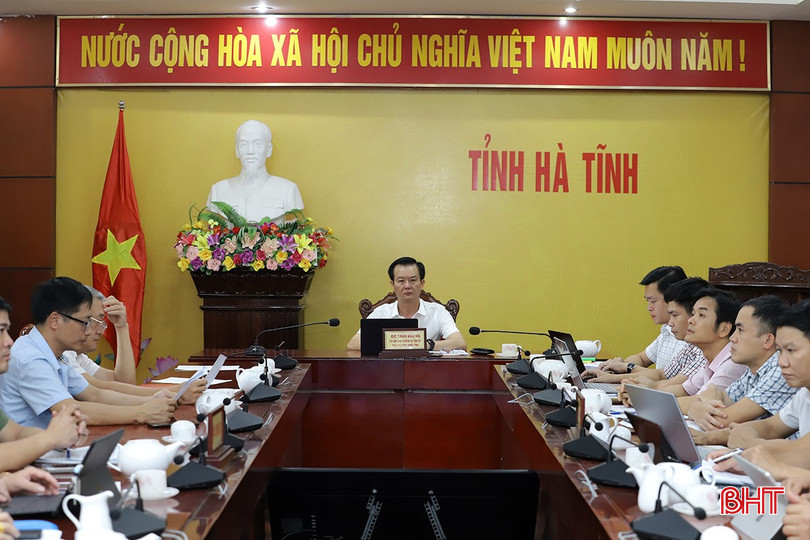 Phó Chủ tịch UBND tỉnh Trần Báu Hà cùng lãnh đạo các sở, ban, ngành và địa phương liên quan tham gia cuộc họp tại điểm cầu Hà Tĩnh. bqbht_br_duong-sat-toc-do-cao.jpg