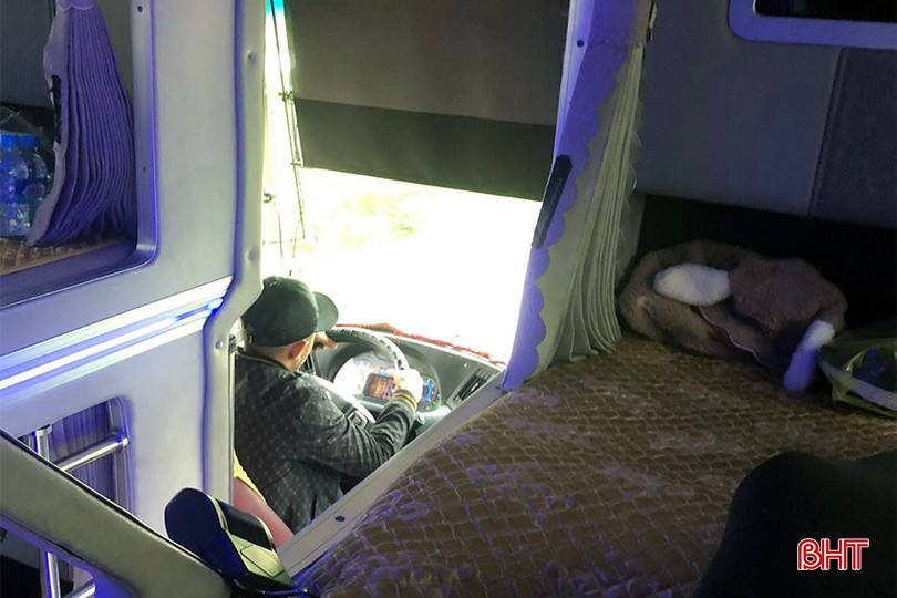 Tài xế vừa lái xe, vừa sử dụng điện thoại. bqbht_br_tai-xe-vua-lai-xe-vua-su-dung-dien-thoai.jpg
