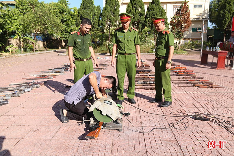Các loại vũ khí, vật liệu nổ, công cụ hỗ trợ và pháo được tiêu hủy đúng quy định sau khi được thu hồi. bqbht_br_giet-nguoi-2.jpg