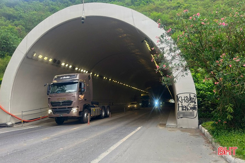 Cửa hầm phía Bắc của hầm Đèo Ngang bị phun sơn quảng cáo. bqbht_br_ham-deo-ngang-1a.jpg
