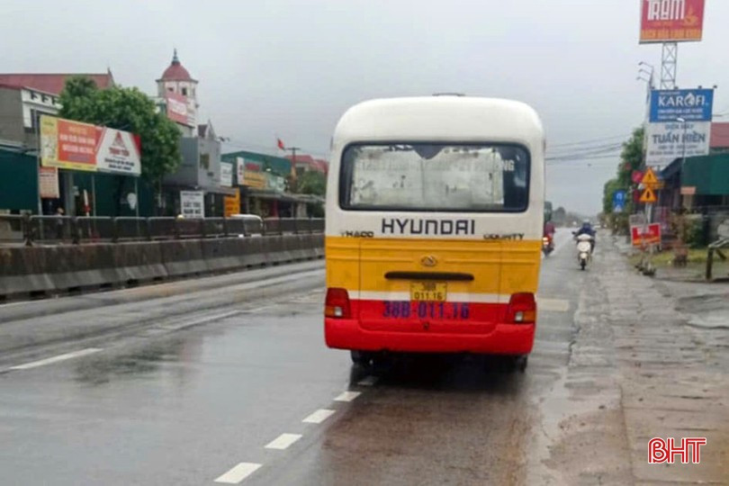 Phương tiện chở khách mà tài xế Phan Ngọc Giám điều khiển được sơn màu giống xe buýt. image-4.jpg