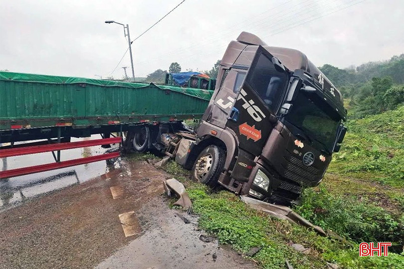 Xe đầu kéo mất lái, lao sang bên đường trong khi phần thùng xe chắn ngang gây ách tắc trên QL15 qua xã Hà Linh, huyện Hương Khê vào chiều tối 8/2. bqbht_br_tac-duong-1.jpg