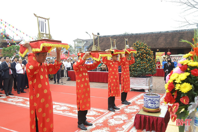 Nghi thức dâng “Văn phòng tứ bảo” (dâng bút, giấy, mực, nghiên) để cầu may cho người được tặng chữ. bqbht_br_van-mieu-b.jpg
