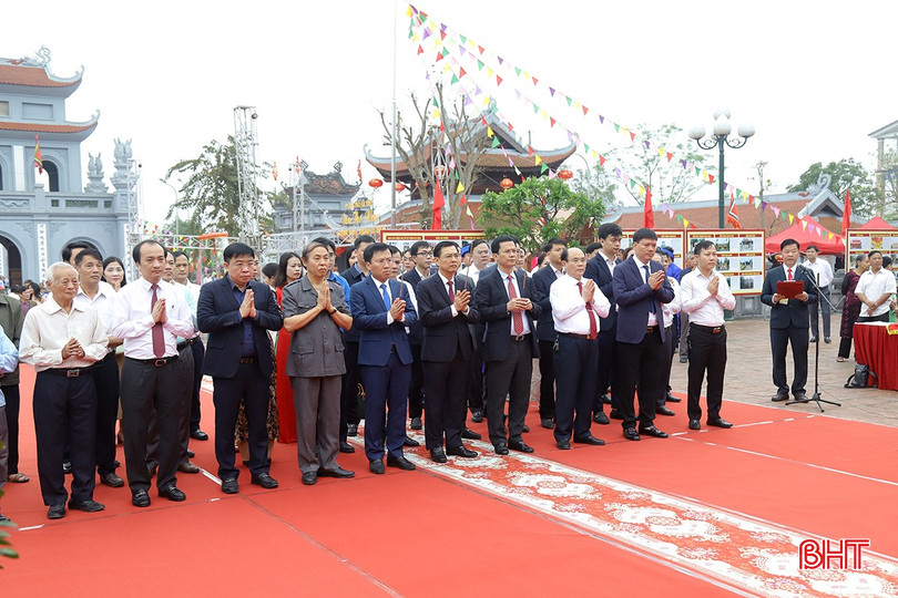 Các đại biểu dâng hương thực hiện các nghi thức tế lễ tại Nhà Thượng điện Di tích Văn Miếu. bqbht_br_van-mieu-23.jpg