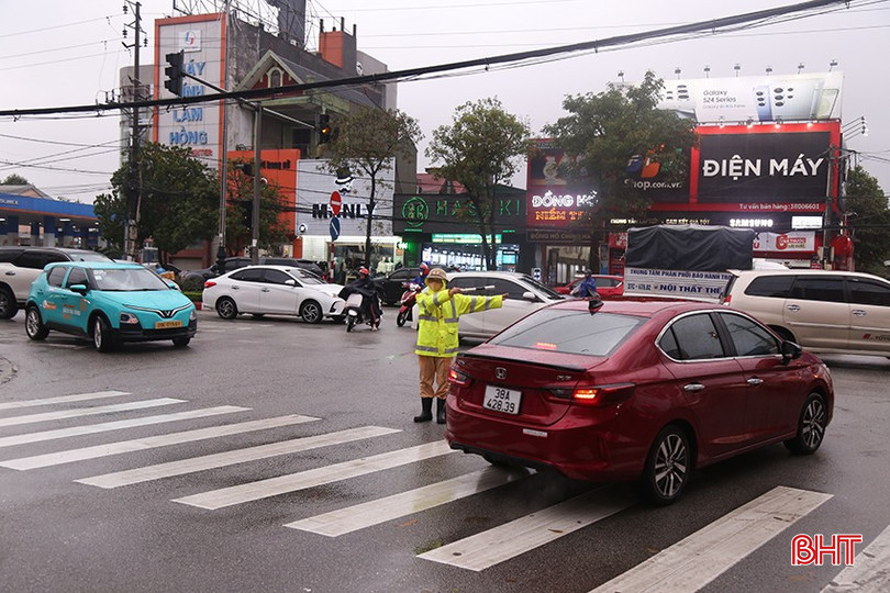 CSGT TP Hà Tĩnh dầm mưa điều tiết giao thông. bqbht_br_giao-thong-3.jpg