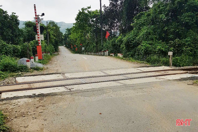 Hệ thống barie gác chắn tự động trên đường ngang qua đường sắt tại xã Hương Trạch, huyện Hương Khê, tỉnh Hà Tĩnh. bqbht_br_duong-sat-01.jpg
