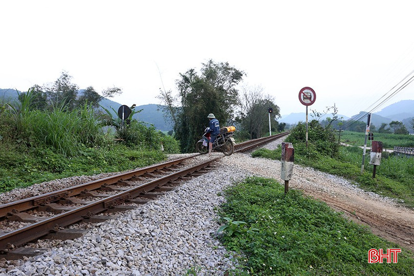  bqbht_br_loi-di-tu-mo-qua-duong-sat.jpg