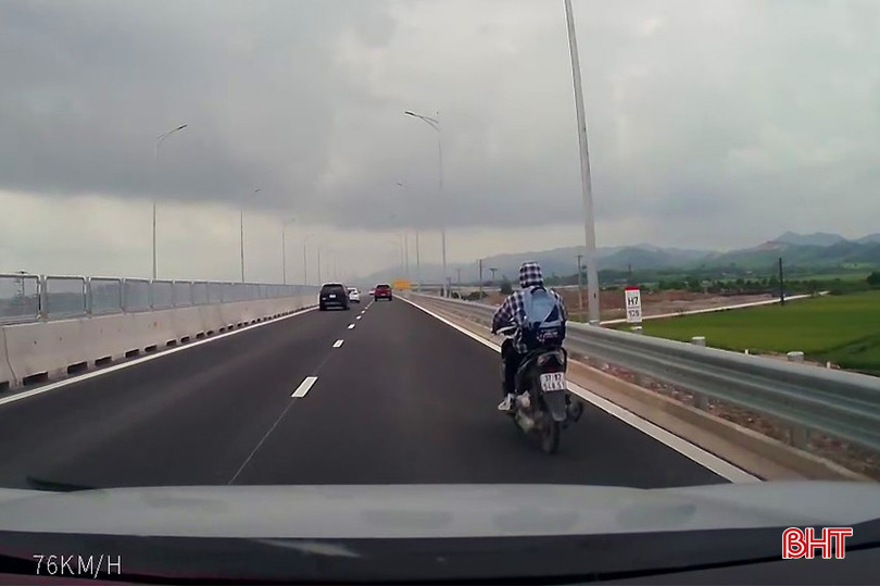 Xe máy chạy vào tuyến chính cao tốc Hàm Nghi - Vũng Áng vào ngày 1/5. bqbht_br_di-xe-may-trne-cao-toc.jpg