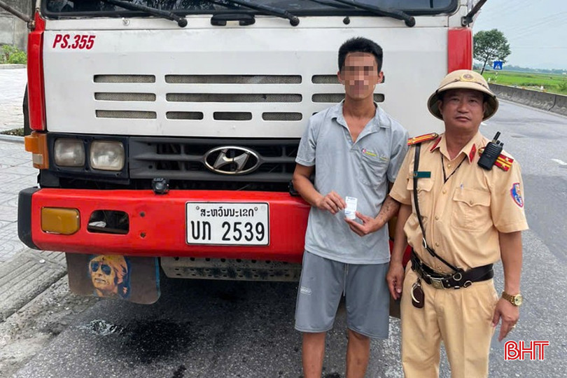 CSGT Công an Hà Tĩnh phát hiện tài xế T.H.Đ. dương tính ma túy khi điều khiển xe đầu kéo lưu thông trên quốc lộ 1. bqbht_br_tai-xe-duong-tinh-ma-tuy.jpg