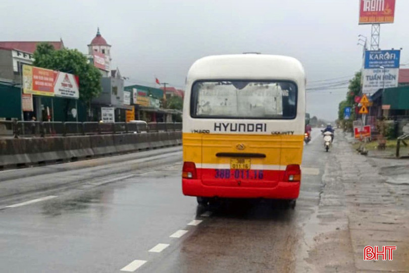 Xe ô tô 38B - 011.16 sơn màu tương tự xe buýt dễ gây nhầm lẫn cho người dân. bqbht_br_xe-buyt.jpg