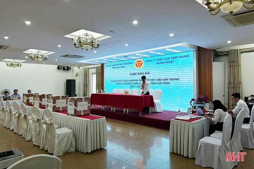 Quang cảnh cuộc đấu giá quyền khai thác 4 mỏ khoáng sản làm vật liệu xây dựng thông thường đợt 1 năm 2024 diễn ra vào ngày 21/10/2024. bqbht_br_khoang-san-3.jpg