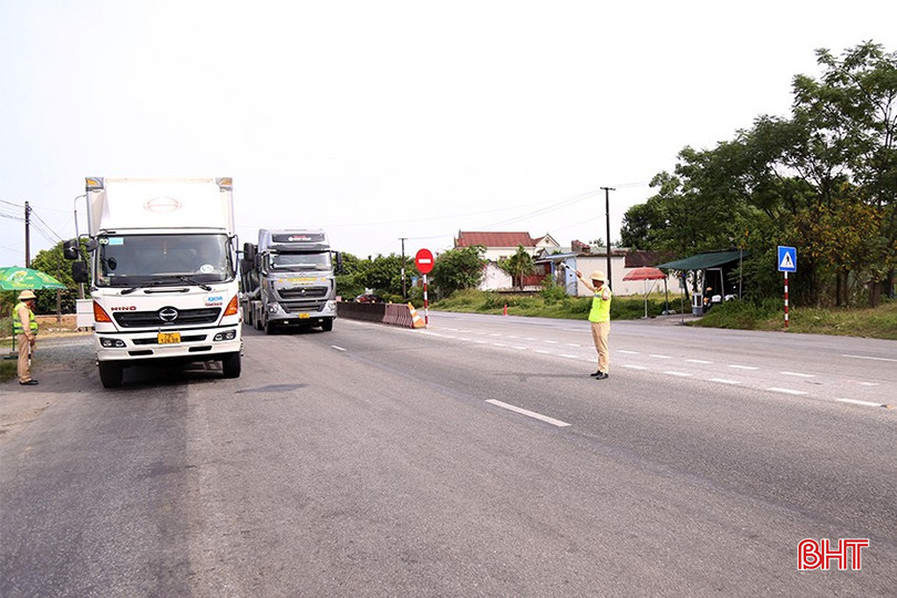 Lực lượng CSGT Công an Hà Tĩnh tăng cường tuần tra, kiểm soát trên QL 1. bqbht_br_csgt-ha-tinh-3b.jpg