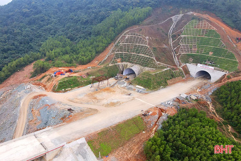 Tại giai đoạn phân kỳ đầu tư, hầm cao tốc Đèo Bụt chỉ khai thác 1 ống hầm bên phải (theo chiều di chuyển từ Bắc vào Nam, còn ống hầm trái phục vụ công tác cứu hộ, thoát hiểm, chưa đầu tư hệ thống thoát nước mặt, cơ điện, phục vụ khai thác. bqbht_br_ham-cao-toc-deo-but.jpg
