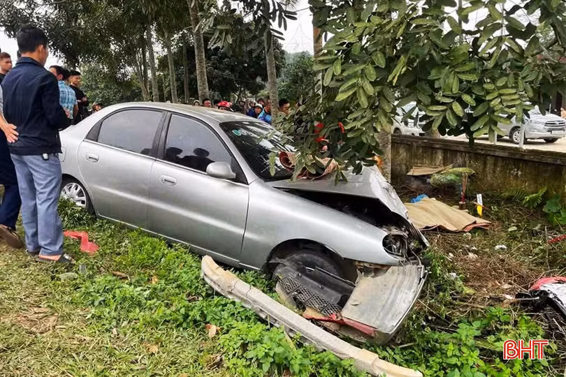 Vụ TNGT nghiêm trọng xảy ra trên QL 15 là vào lúc 13h10' ngày 15/2 tại Km399+350 giữa xe ôtô nhãn hiệu Daewoo Lanos mang BKS 38H-4958 với xe mô tô mang BKS 38P1-9593 khiến 2 bà cháu đi trên xe mô tô tử vong.