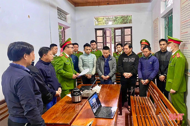 Công an Hà Tĩnh đấu tranh có hiệu quả với tội phạm ma túy. Trong ảnh: Công an huyện Hương Khê bắt giữ 8 đối tượng mua bán, tổ chức sử dụng trái phép ma túy vào tháng 2/2025. bqbht_br_ma-tuy-o-ha-tinh.jpg
