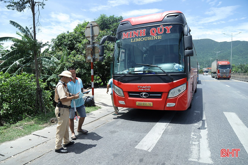 Phòng CSGT Công an Hà Tĩnh kiểm tra điều kiện hoạt động với xe khách trên tuyến quốc lộ 1 ở phường Hoành Sơn. bqbht_br_csgt-tong-kiem-tra-phuong-tien-3b.jpg
