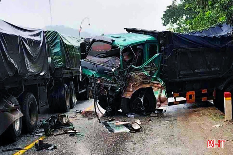 Xe tải va chạm với xe đầu kéo biển Lào vào chiều 8/2 trên QL15 qua xã Hà Linh, huyện Hương Khê. bqbht_br_tac-duong-4a.jpg
