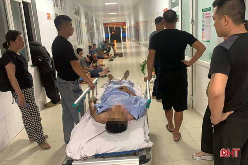 Trong lúc chằng chéo nhà cửa phòng bão số 5, anh N.V.Q. (SN 1985, thôn Mai Hà, xã Hương Sơn) bị thương được đưa vào bệnh viện cấp cứu. image.jpg