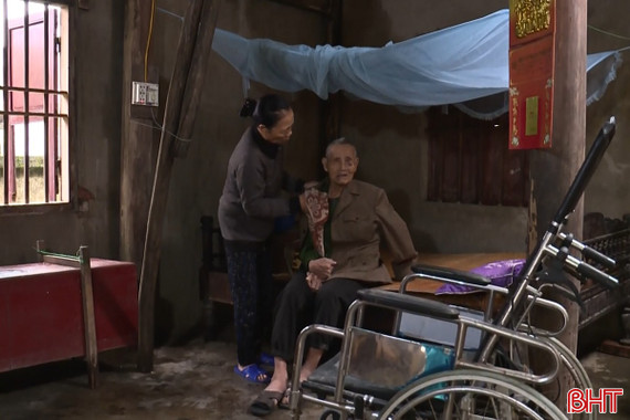 Vòng tay nhân ái: Người phụ nữ 63 tuổi gồng gánh 2 người bệnh trong căn nhà cũ nát