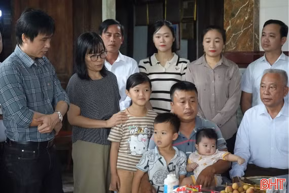 Chương trình "Vòng tay nhân ái": Trao hơn 235 triệu đồng cho 3 hoàn cảnh khó khăn