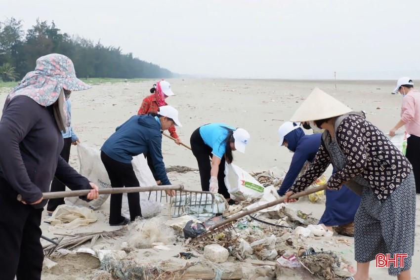 Người dân, hội viên phụ nữ ra quân làm sạch môi trường biển Xuân Thành. bqbht_br_2.jpg