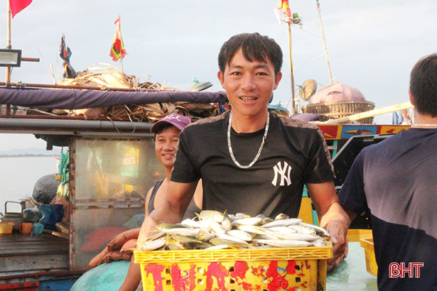 Ngư dân làng biển phía Nam Hà Tĩnh trúng đậm cá cháo, thu tiền triệu mỗi ngày