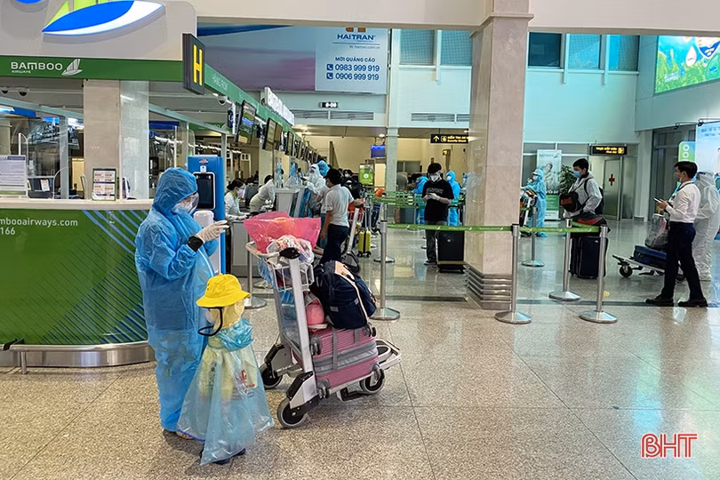 Công dân Hà Tĩnh ở các tỉnh phía Nam ra sân bay Tân Sơn Nhất về quê