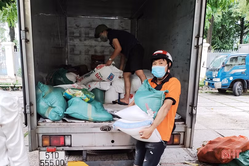 Những món quà nghĩa tình hỗ trợ bà con Hà Tĩnh xa quê ảnh hưởng dịch COVID-19