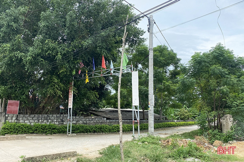 Cột viễn thông đứng… nghiêng, “dọa” người đi đường ở Đức Thọ