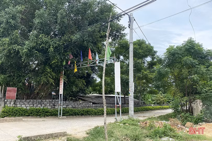 Cột viễn thông đứng… nghiêng, “dọa” người đi đường ở Đức Thọ