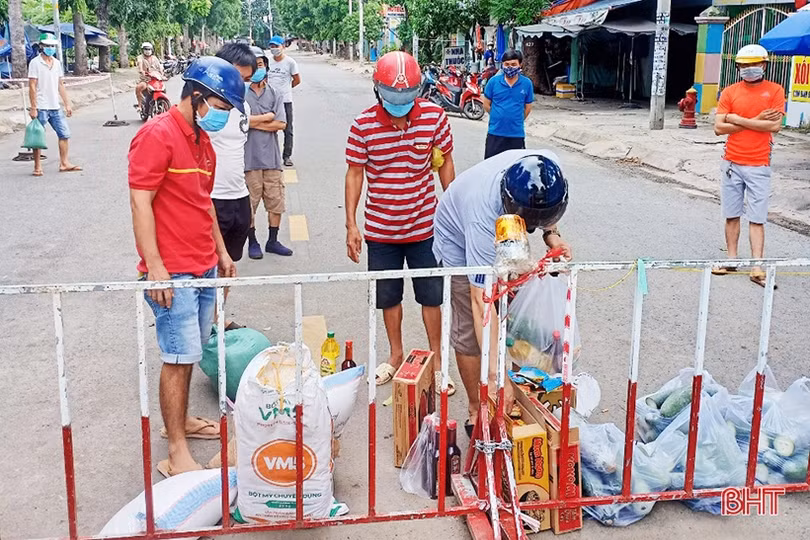 Những món quà nghĩa tình hỗ trợ bà con Hà Tĩnh xa quê ảnh hưởng dịch COVID-19