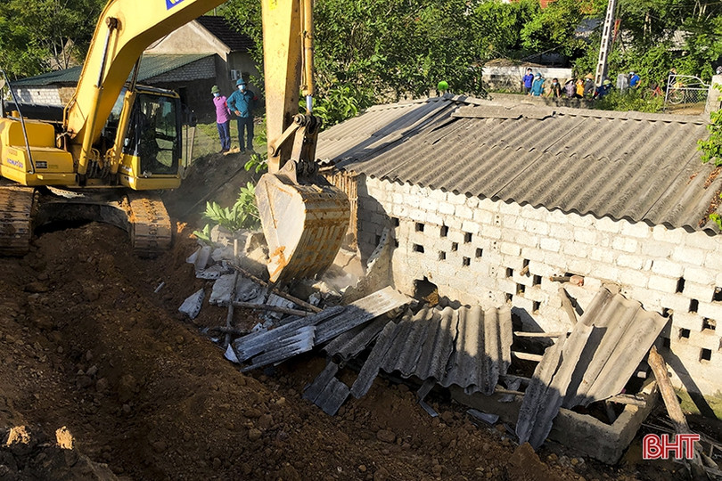 Bảo vệ thi công kênh chính Linh Cảm đoạn qua huyện Đức Thọ