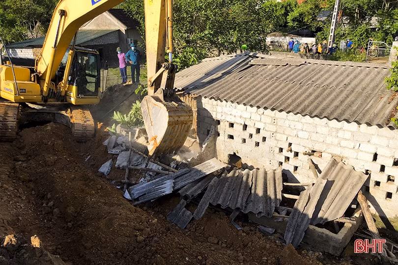 Bảo vệ thi công kênh chính Linh Cảm đoạn qua huyện Đức Thọ