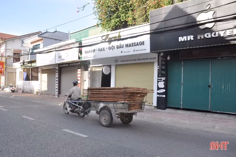 Cơ sở kinh doanh dịch vụ không thiết yếu ở Hà Tĩnh đồng loạt đóng cửa phòng dịch