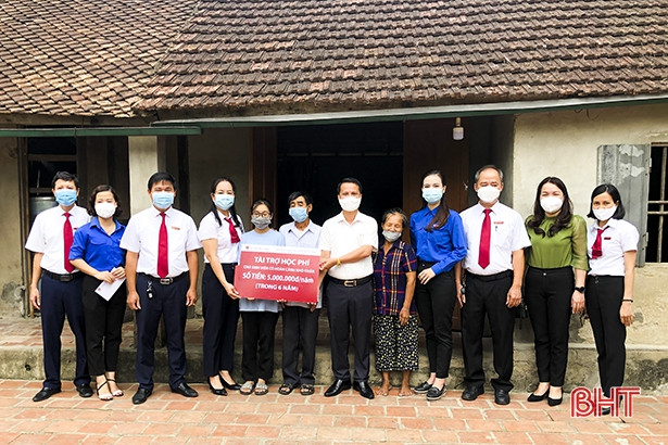 Agribank Đức Thọ hỗ trợ học sinh nghèo viết tiếp ước mơ vào đại học