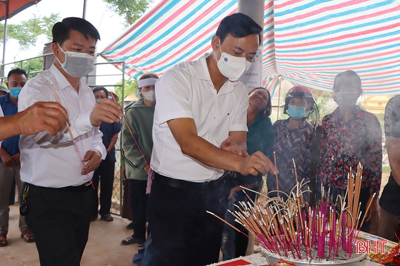 Trưởng ban Tuyên giáo Tỉnh ủy Hà Tĩnh thăm hỏi, động viên 2 gia đình có 3 học sinh bị đuối nước