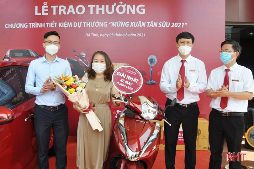 Agribank Chi nhánh tỉnh Hà Tĩnh trao ô tô cho khách hàng trúng thưởng