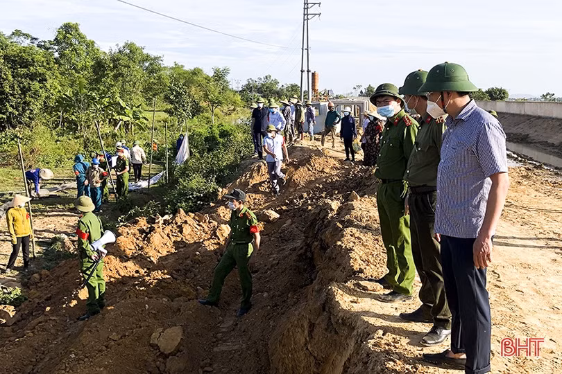 Bảo vệ thi công kênh chính Linh Cảm đoạn qua huyện Đức Thọ