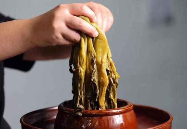 Những đối tượng nào cần hạn chế hoặc không nên ăn dưa muối?