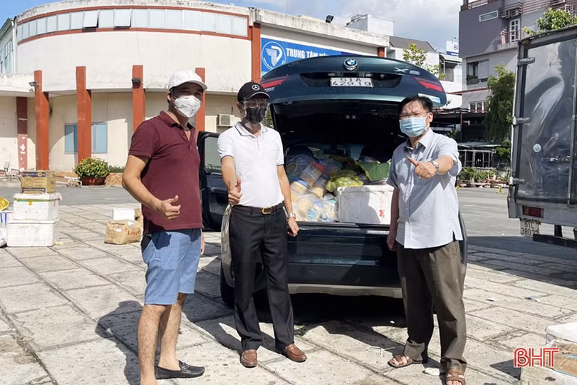 Những món quà nghĩa tình hỗ trợ bà con Hà Tĩnh xa quê ảnh hưởng dịch COVID-19