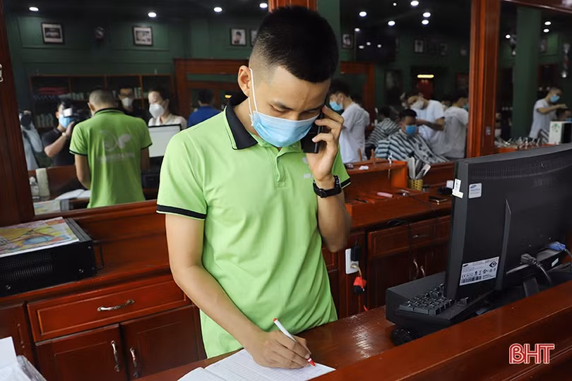 Người dân Hà Tĩnh tranh thủ làm đẹp trước ngày tiệm cắt tóc, nail đóng cửa phòng dịch