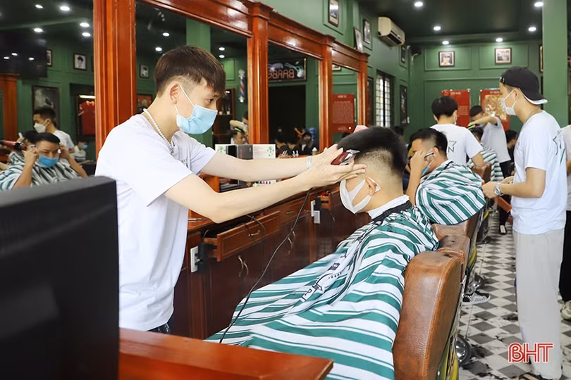 Người dân Hà Tĩnh tranh thủ làm đẹp trước ngày tiệm cắt tóc, nail đóng cửa phòng dịch