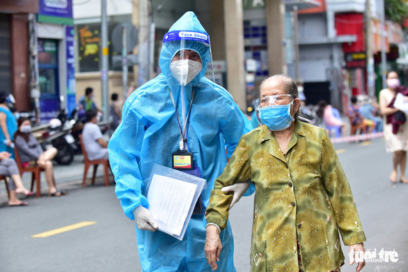 “Tôi chọn ở lại TP Hồ Chí Minh để được tiêm vắc xin sớm”