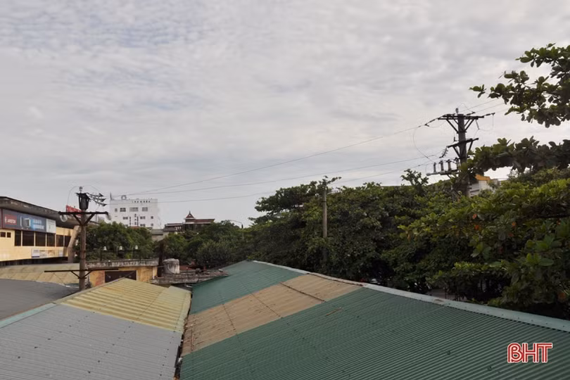 Lưới điện mất an toàn: Ngành điện thúc giục, Ban Quản lý chợ Hà Tĩnh “câu giờ”!