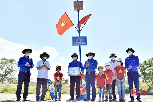 Hội đồng Đội Hà Tĩnh nhận bằng khen của Trung ương Đoàn và cờ thi đua của Hội đồng Đội Trung ương