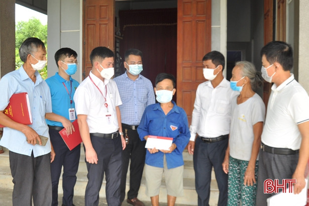 Agribank chi nhánh Hà Tĩnh II tặng quà cho nạn nhân chất độc da cam