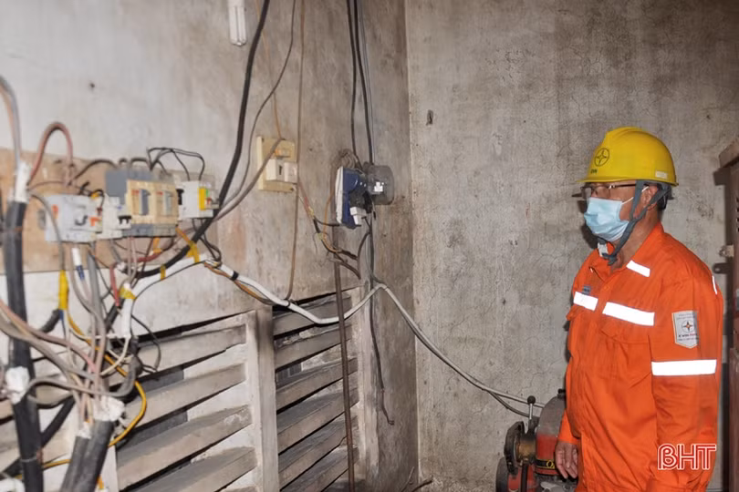 Lưới điện mất an toàn: Ngành điện thúc giục, Ban Quản lý chợ Hà Tĩnh “câu giờ”!